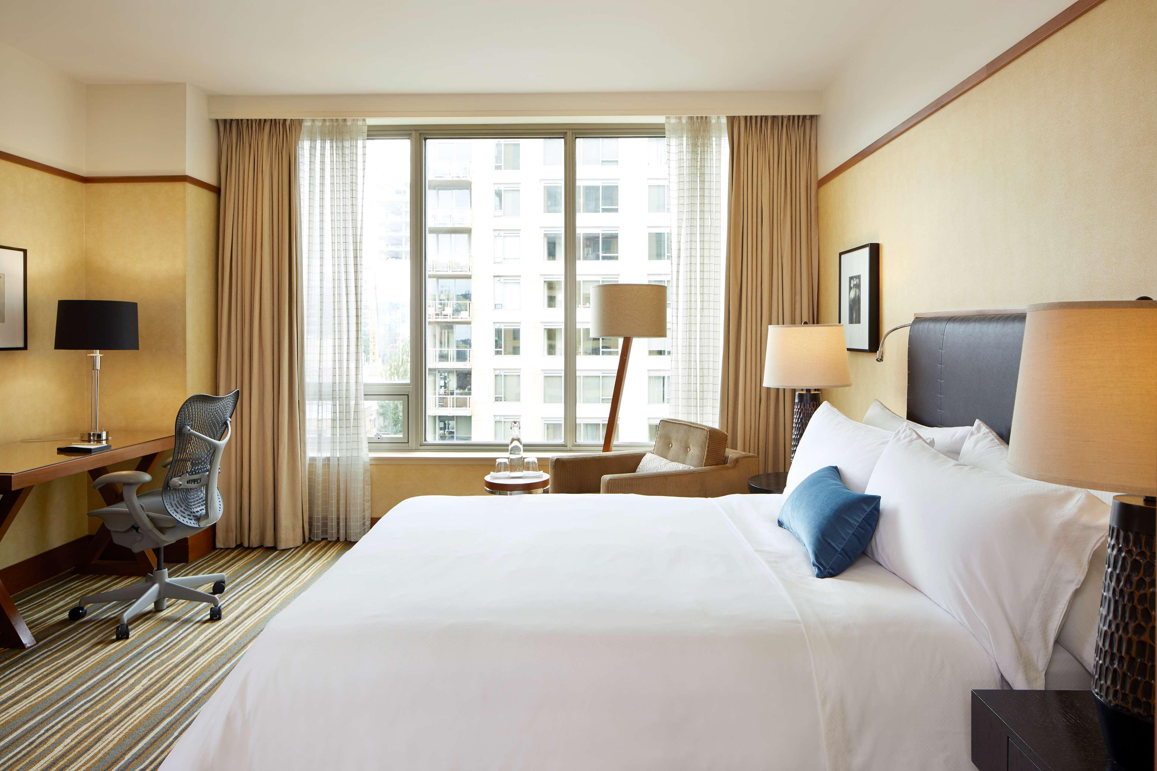 1 Hotel Seattle Exterior foto A guest room at the Westin Harbour View