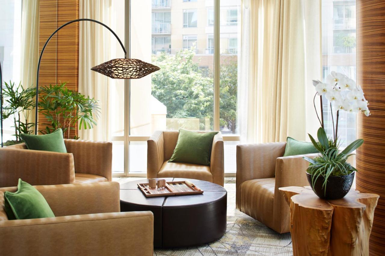 1 Hotel Seattle Exterior foto A living room with a floor lamp